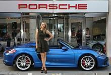 Porsche-Markenbotschafterin Maria Sharapova vor einem Porsche Boxster Spyder.  Foto:Auto-Medienportal.Net/Porsche